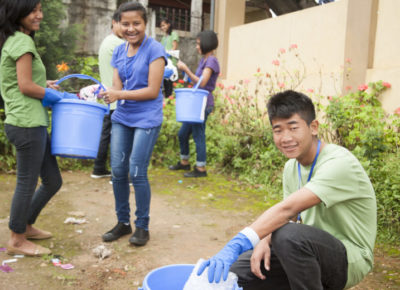 teenagers volunteering