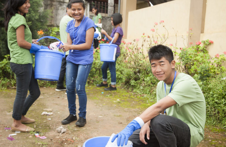 teenagers volunteering